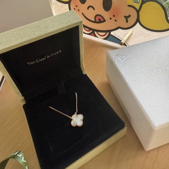 Van Cleef & Arpels Ladies' Necklace - Picture 2 of 5